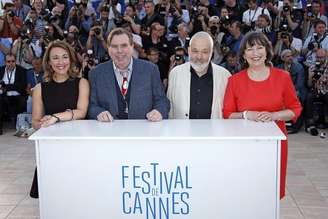 Diretor Mike Leigh e atores Dorothy Atkinson, Timothy Spall e Marion Bailey posam para foto em evento de divulgação de "Mr. Turner" no Festival de Cannes. 15/05/2014
