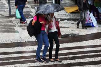 <p>Paulistano enfrenta chuva na Rua 15 de novembro, região central de São Paulo (SP), nesta quarta-feira</p>