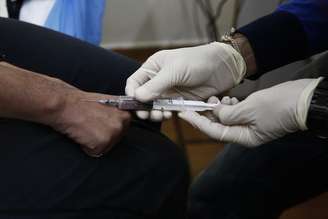 <p>Usuário de drogas retira amostra de sangue para teste de HIV em uma clínica. 25/11/2013.</p>