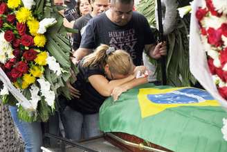 <p>Enterro do sargento da PM, Maurício Pedro da Silva, morto durante abordagem a bandidos na favela do Curral das Éguas</p>
