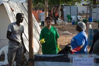 Profissionais de saúde em centro para tratamento de Ebola em Bamako. 13/11/2014