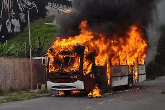 Ônibus incendiado na Avenida Felipe Carrillo Puerto, na região do Capão Redondo, zona sul de São Paulo, na manhã deste sábado (29/11)