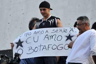 Torcedor botafoguense declara seu amor pelo clube com faixa na Vila Belmiro
