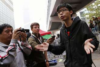 <p>"Hoje nós estamos prontos a pagar o preço, estamos prontos para assumir a responsabilidade", escreveram os estudantes no Facebook. na foto, Joshua Wong.</p>