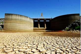 <p>Crise de abastecimento de água em São Paulo é consequência de "um fenômeno climático" que afetou também a Califórnia, diz assessor da Sabesp</p>