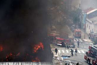 <p>Corpo de Bombeiros tenta controlar incêndio que atinge um galpão de roupas na Rua Carnot, no Pari, Centro de São Paulo</p>