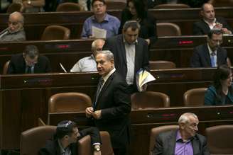 O primeiro-ministro israelense, Benjamin Netayanhu, deixa o Parlamento após votação que pôs fim a atual legislatura, em Jerusalém, em 8 de dezembro