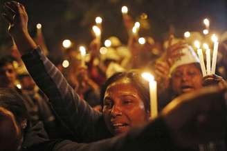 <p>Indianas participam de uma vigília durante protesto contra o estupro de uma jovem em Nova Déli por um taxista do aplicativo Uber, em 8 de dezembro</p>