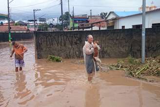 <p>A chuva causou enchente em diversos pontos da região de Itaquera, em São Paulo (SP), nesta quarta-feira </p>