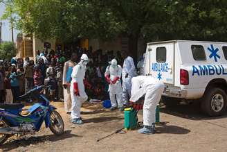 Agentes da saúde se preparam para desinfectar mesquita em Bamako, no Mali, em novembro. 14/11/2014