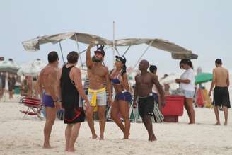 Domingo é dia de descansar e comer muito? Para Gracyanne Barbosa, não. Nesta tarde, a mulher de Belo resolveu correr ao ar livre na praia do Pepê, na zona oeste do Rio de Janeiro, e acabou causando tumulto entre os marmanjos