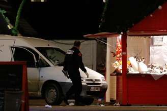 Membro de esquadrão antibomba investiga van que invadiu local em Nantes e feriu 10 pessoas.  22/12/2014.