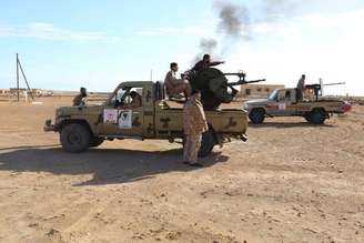 Forças Armadas da Líbia pertencentes ao governo líbio rival, que são parte da operação da milícia Amanhecer da Líbia para libertar portos, são vistas nos arredores do porto de Al Sidra, na Líbia, na semana passada. 14/12/2014
