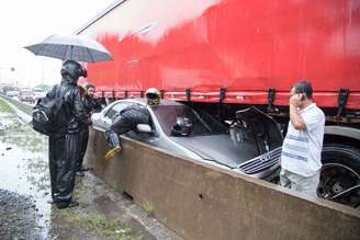 Motociclista tenta ajudar ocupante do carro envolvido no acidente