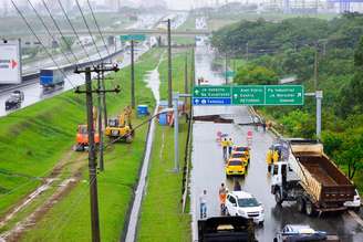  Cratera se abre na marginal da Dutra, na altura do km 152, em São José dos Campos (SP), na madrugada desta terça-feira (23)