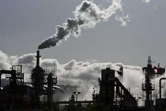 <p>Fumaça sendo dispersada no céu em refinária de petróleo em Wilmington, Califórnia</p>