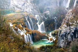 <p><strong>Parque Nacional dos Lagos de Plitvice, Croácia:</strong> No coração dos Balcãs, na Croácia, um parque de 20 mil hectares de bosques e lagos impressiona pela paisagem natural. Os lagos se dividem entre superiores e interiores, com inúmeras cascatas entre eles, e quase todas as áreas são acessíveis algumas ficam fechadas no inverno. O Parque Nacional Plitvice fica a 150 quilômetros de Zagreb e é Patrimônio da Humanidade declarado pela Unesco.</p>
