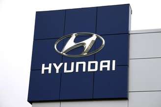 <p>Logotipo da Hyundai em uma concessionária da marca</p>