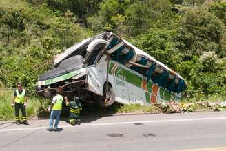 Ônibus caiu em ribanceira de 20 metros no Espírito Santo