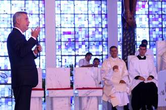 O governador do Distrito Federal, Rodrigo Rollemberg (PSB), participa de missa celebrada na Igreja Dom Bosco, na Asa Sul, em Brasília (DF), antes da cerimônia de posse