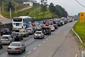 <p>Trânsito na rodovia Fernão Dias, no sentido São Paulo, próximo a Mariporã (SP), neste sábado</p>