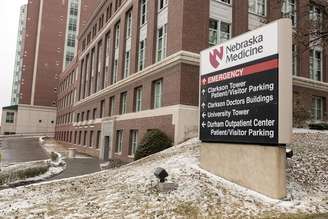 Paciente com suspeita de ebola deve chegar no hospital de Nebraska neste domingo