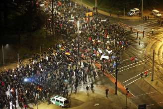 Milhares participam de marcha convocada pelo grupo "Patriotas Europeus contra a Islamização do Ocidente" em Dresden, em 5 de janeiro