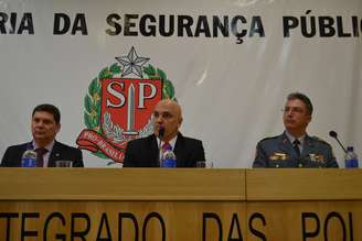 <p>Alexandre de Moraes (centro) entre o delegado geral da Polícia Civil, Youssef Abou Chaim (à esquerda), e o comandante geral da Polícia Militar, Ricardo Gambaroni (à direita)</p>