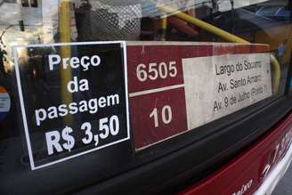 <p>As passagens de ônibus, trem e metrô subiram de R$ 3 para R$ 3,50, em janeiro</p>