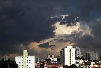 Nuvens carregadas vistas do Bairro de Santana, zona norte de São Paulo (SP), nesta terça-feira (06)