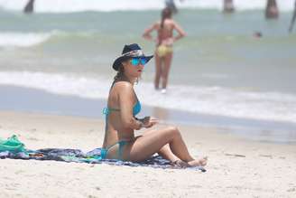 Christine Fernandes exibe boa forma física na praia 