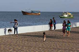 Pessoas caminham em frente ao mar na Cidade do Panamá. 06/01/2015