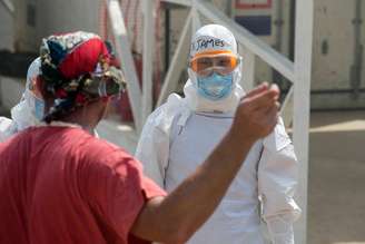 Agentes da saúde recebem novo paciente infectado pelo Ebola, num centro de tratamento perto de Freetown, em Serra Leoa, em dezembro. 22/12/2014