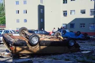 Carro ficou destruído após o temporal