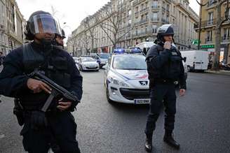 <p>Polícia francesa bloqueia avenida após alerta de segurança em Paris</p>