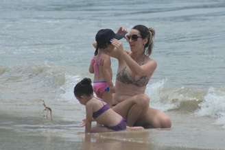 Praia do Campeche, no sul de Florianópolis, lotou neste sábado (10/01) de calor intenso