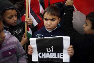 <p>Em Ramallah, os manifestantes também exibiram cartazes "Eu sou Charlie" (em francês, "Je Suis Charlie"), escrito em árabe</p>