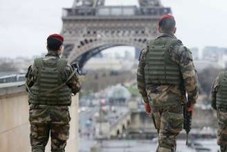<p>Soldados franceses em frente à Torre Eiffel, em Paris</p>