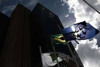 <p>Bandeiras na frente da sede do Banco Central em Brasília</p>