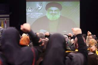 Líder do Hezbollah,  Sayyed Hassan Nasrallah, fala a apoiadores via vídeo em Beirute. 09/01/2015