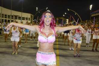 Thaís Bianca, ex-panicat do programa Pânico, participou do ensaio técnico da Rosas de Ouro na noite desse sábado (17), no Sambódromo do Anhembi, em São Paulo. A modelo vestiu um look bem decotado e que também deixava suas pernas e barriga sarada à mostra.