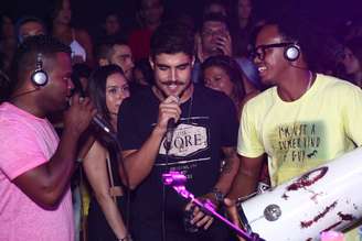<p>O ator Caio Castro mostrou seu talento musical ao cantar durante roda de samba em festa no Rio</p>