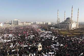 <p>Protesto contra a publicação de charges satíricas do profeto Maomé em Grozny, na Chechênia</p>