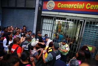 <p>Pessoas fazem fila em porta de mercado no centro de Caracas</p>