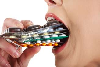 Só existe um tipo específico de antibiótico que pode fazer mal para a estética dental, os tetraciclinas