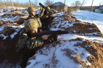 Militares russos em vilarejo de Luhanska, na região de Luhansk. 24/01/2014