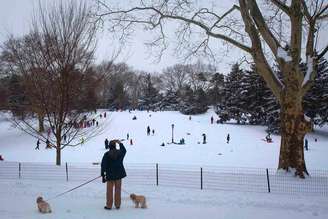 Homem tira foto do Central Park em Nova York após nevasca. 27/01/2015.