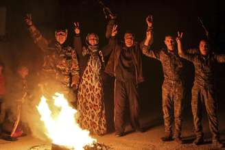 Curdos comemoram retomada de cidade de Kobane