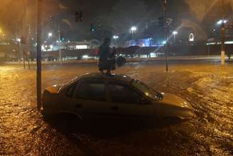 <p>A Avenida Interlagos ficou completamente alagada e uma motorista teve que subir no carro por precaução.</p>