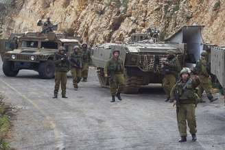 Tropas israelenses patrulham a fronteira com o Líbano após ataques de ambos os lados